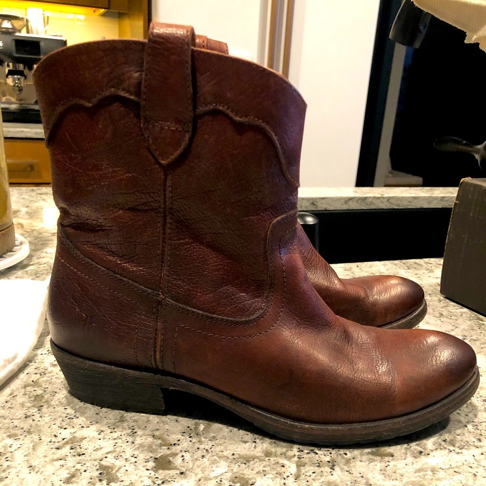 Frye low heel modern cowboy boot, sz 8.5, worn twice